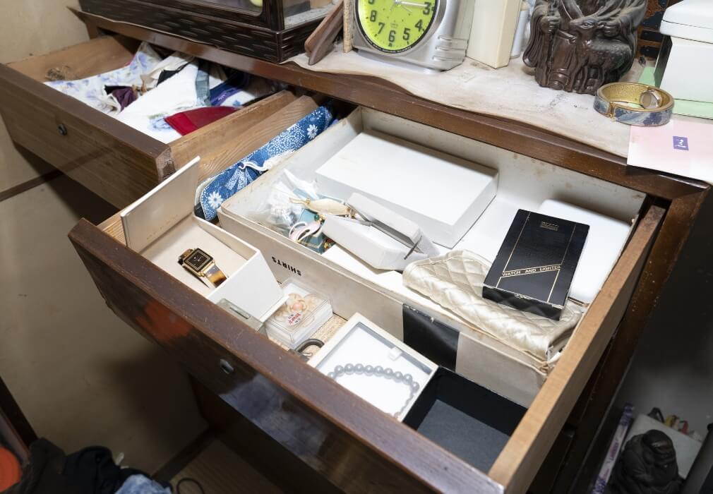 貴重品・重要書類をていねいに探索