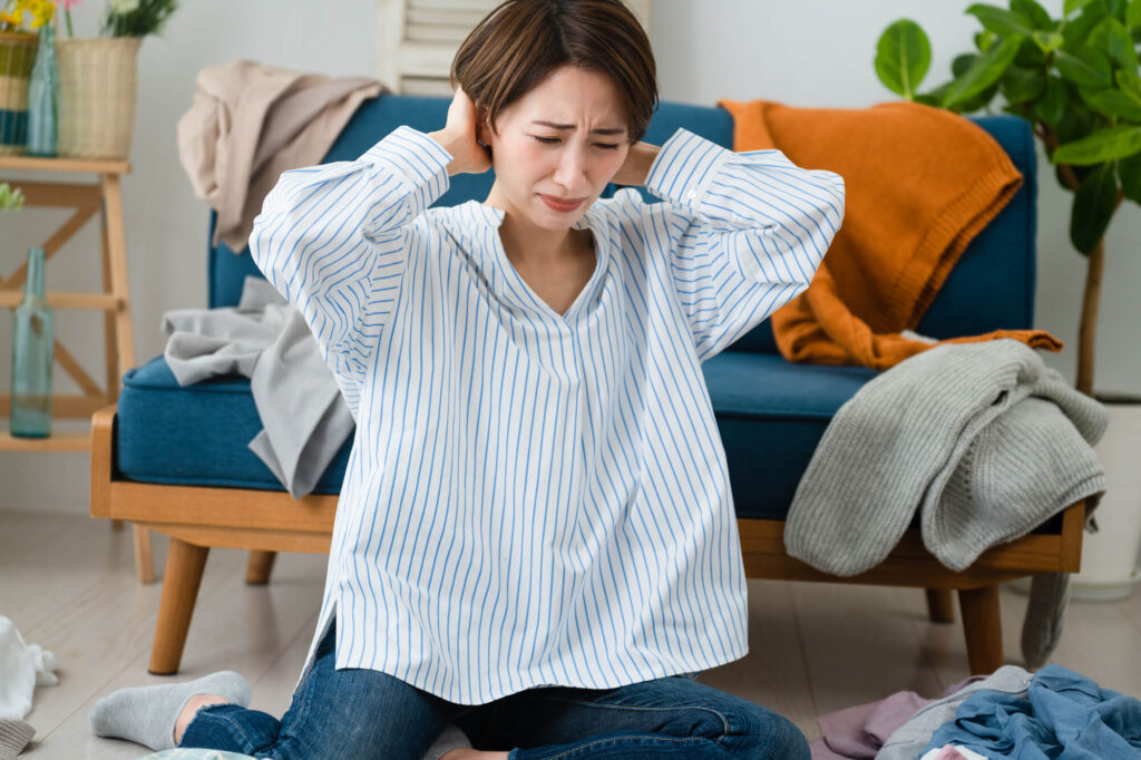 部屋を片付けられないのは病気や障害が原因？チェックリストや改善策・対処法も解説