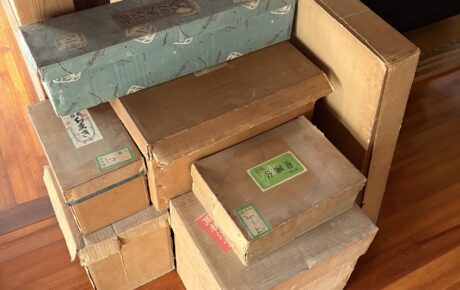 古い贈答品・保管箱の回収作業｜押入れ整理に伴う不用品処分