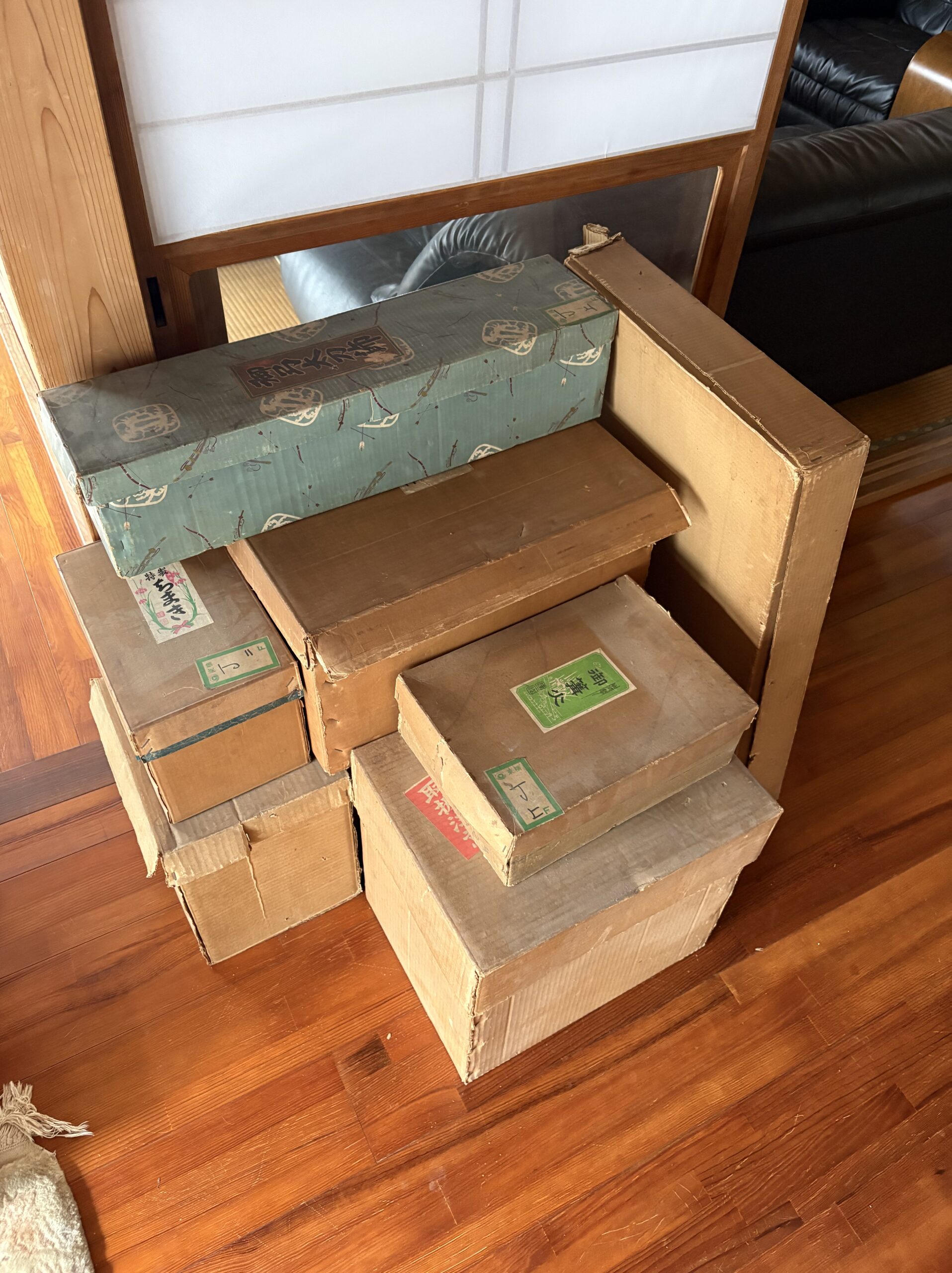 古い贈答品・保管箱の回収作業｜押入れ整理に伴う不用品処分