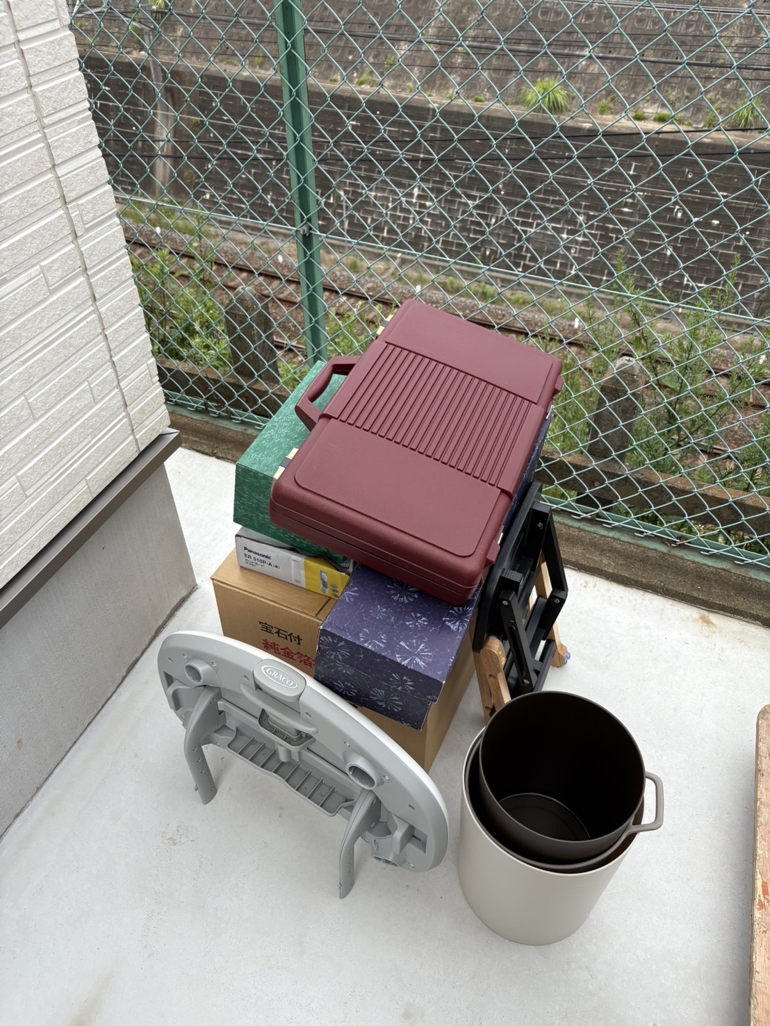 ベランダに保管された不用品の回収・片付けを行いました