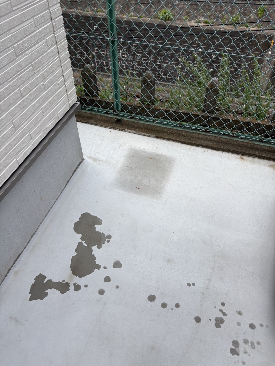 ベランダに保管された不用品の回収・片付けを行いました