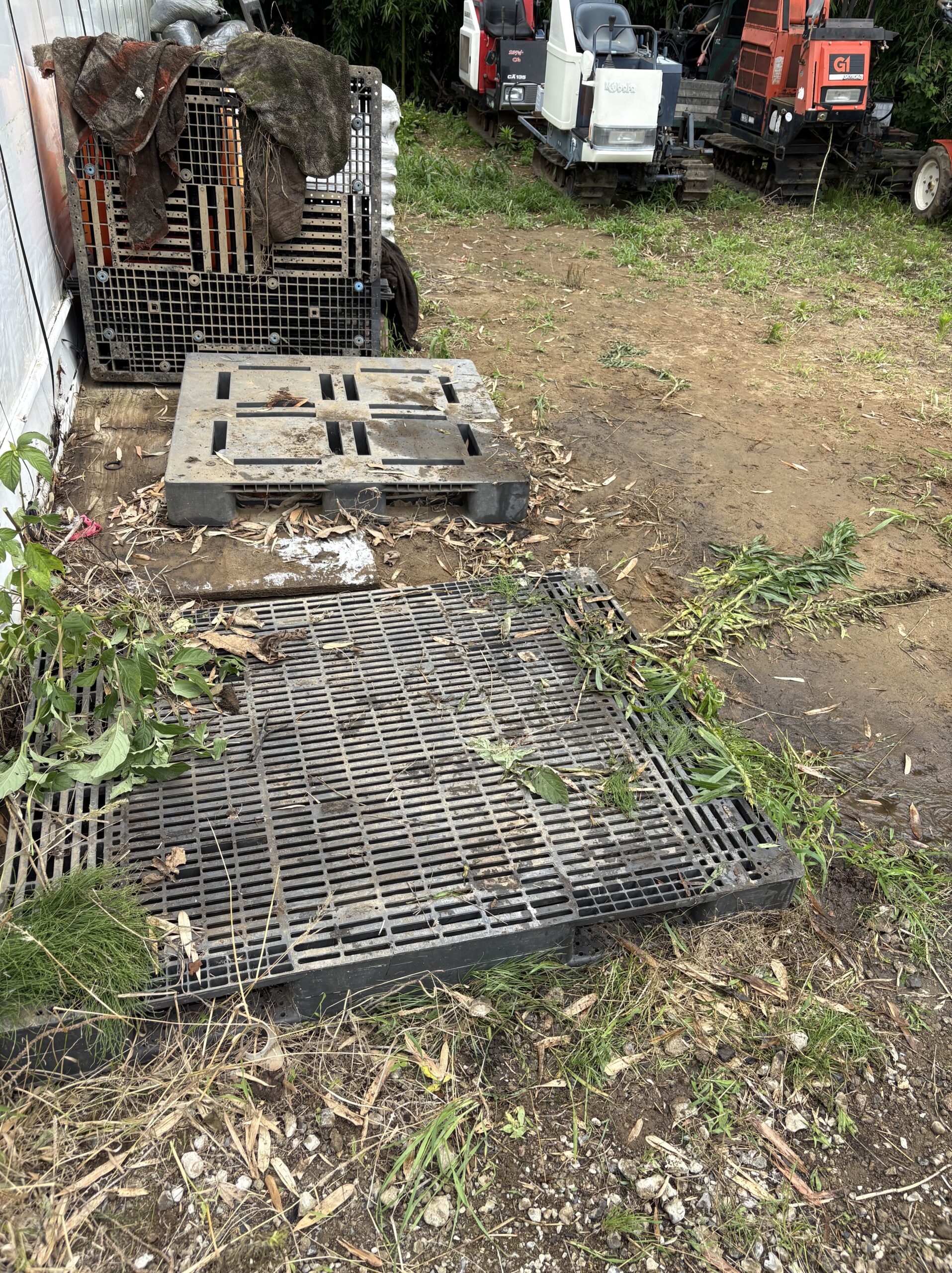 農機具・資材・廃材が混在した不用品回収事例｜屋外置き場をまとめて片付け
