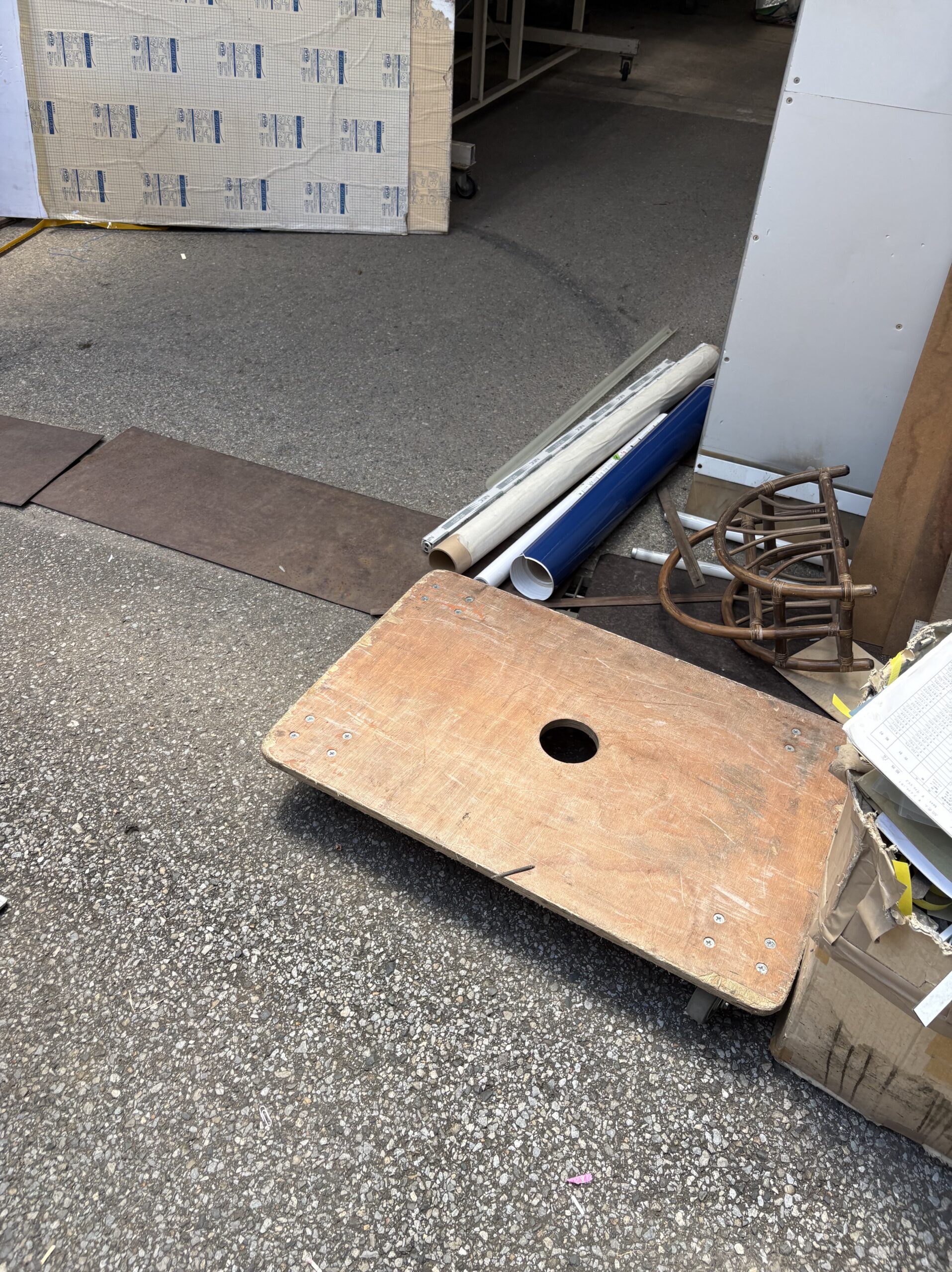 紙が入ったダンボール複数箱の回収を行いました