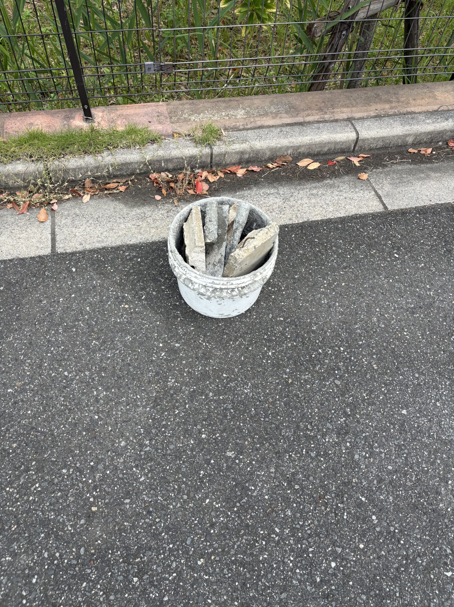 バケツ1杯分のコンクリートガラ回収