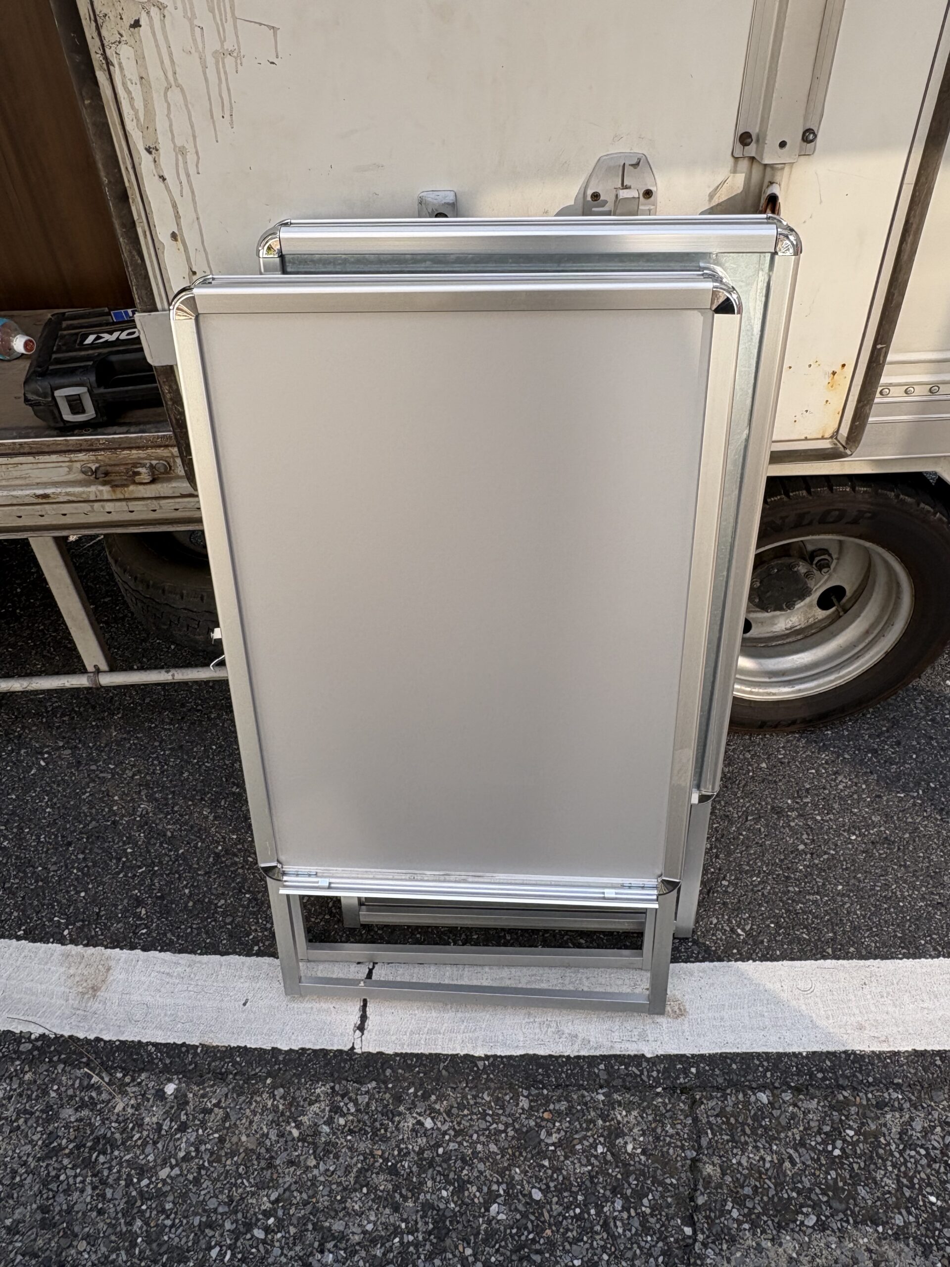 スチール看板立てを回収！店舗備品もスムーズに処分のBEFORイメージ