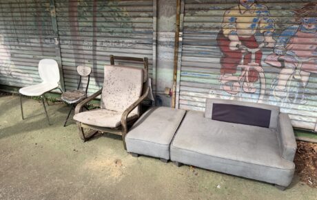 屋外に放置された家具（ソファ・椅子）の回収を行いました