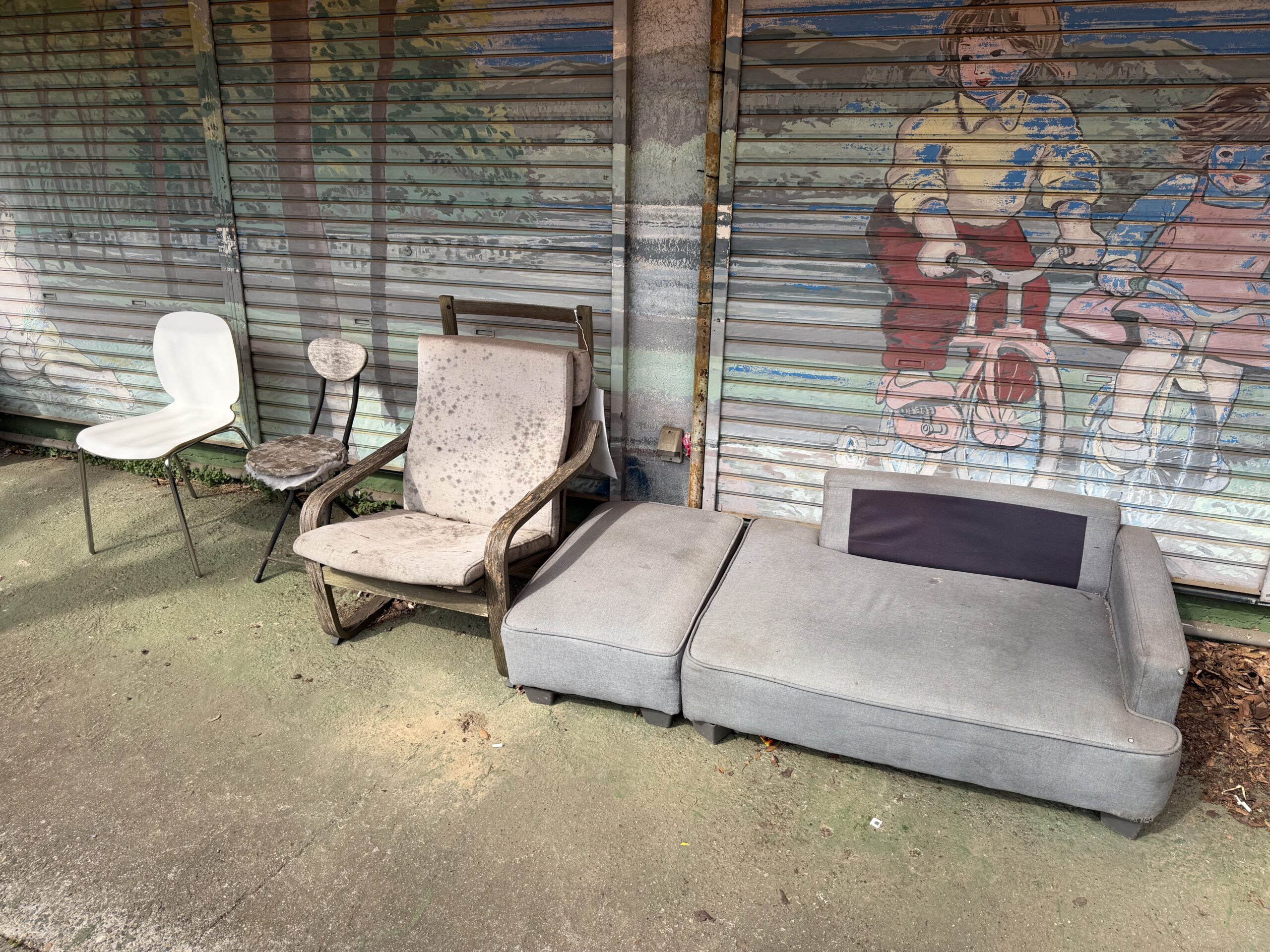屋外に放置された家具（ソファ・椅子）の回収を行いました