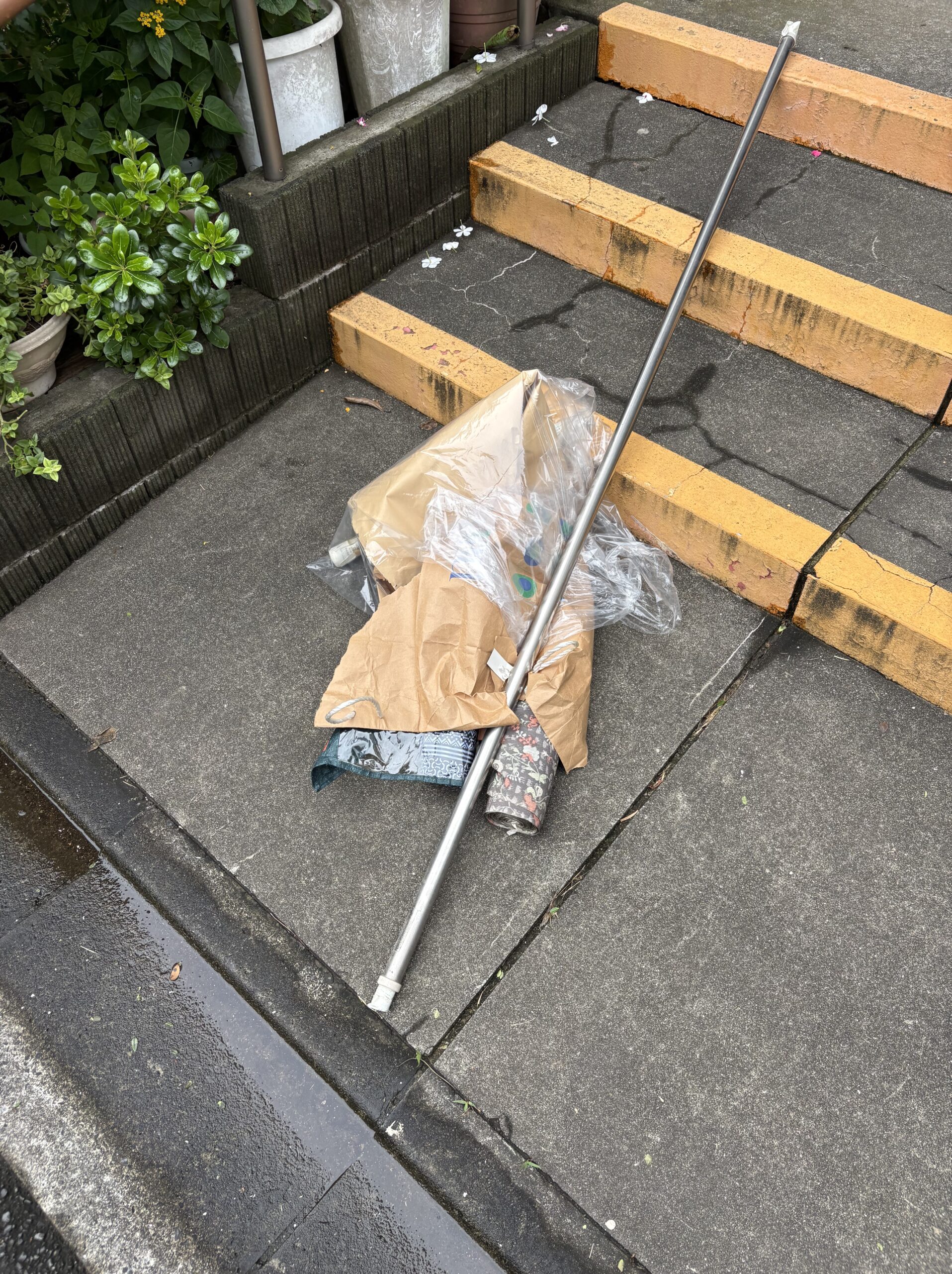 玄関まわりの不用品をスッキリ回収！傘・袋などの処分に対応しました