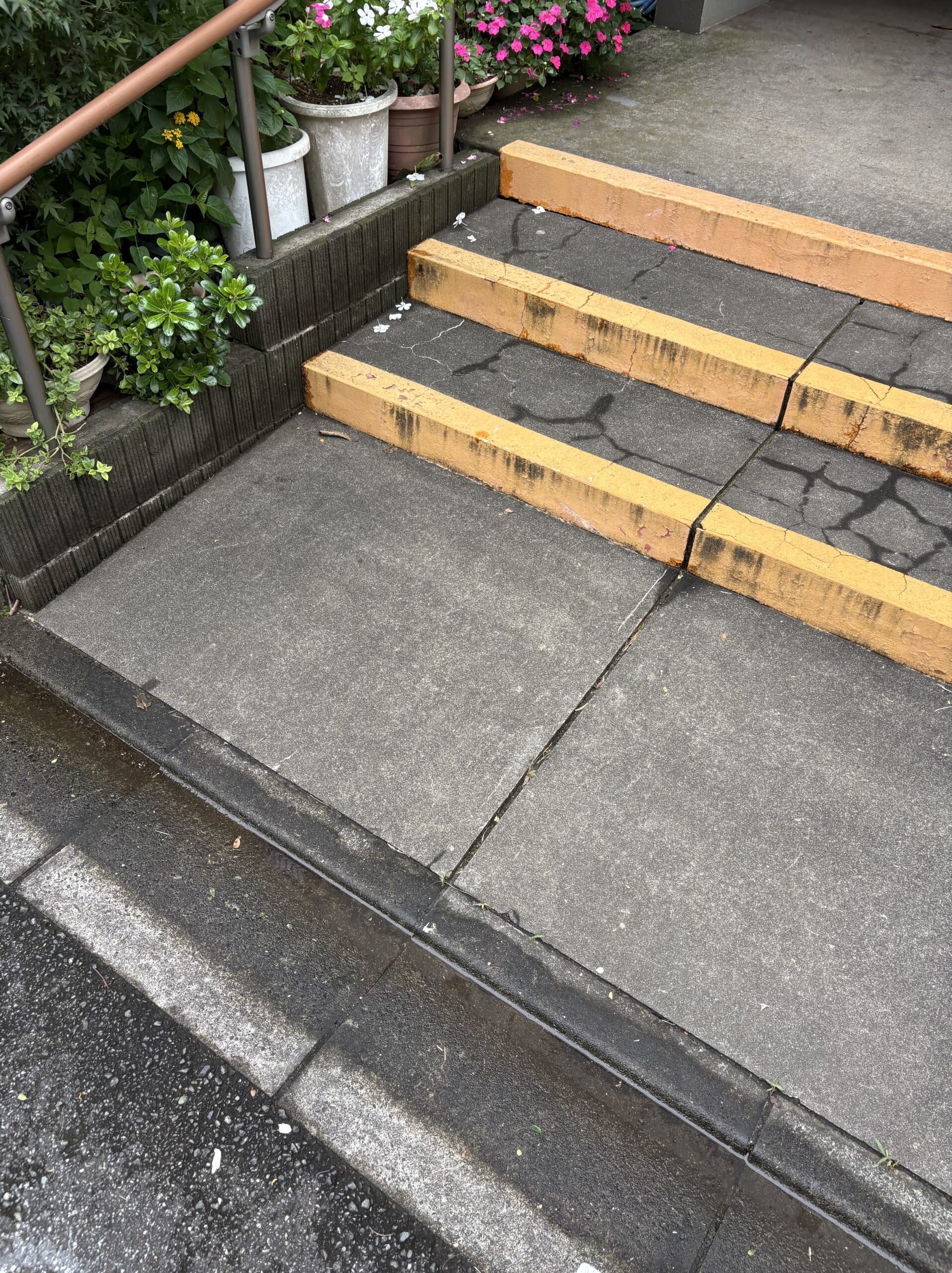 玄関まわりの不用品をスッキリ回収！傘・袋などの処分に対応しました