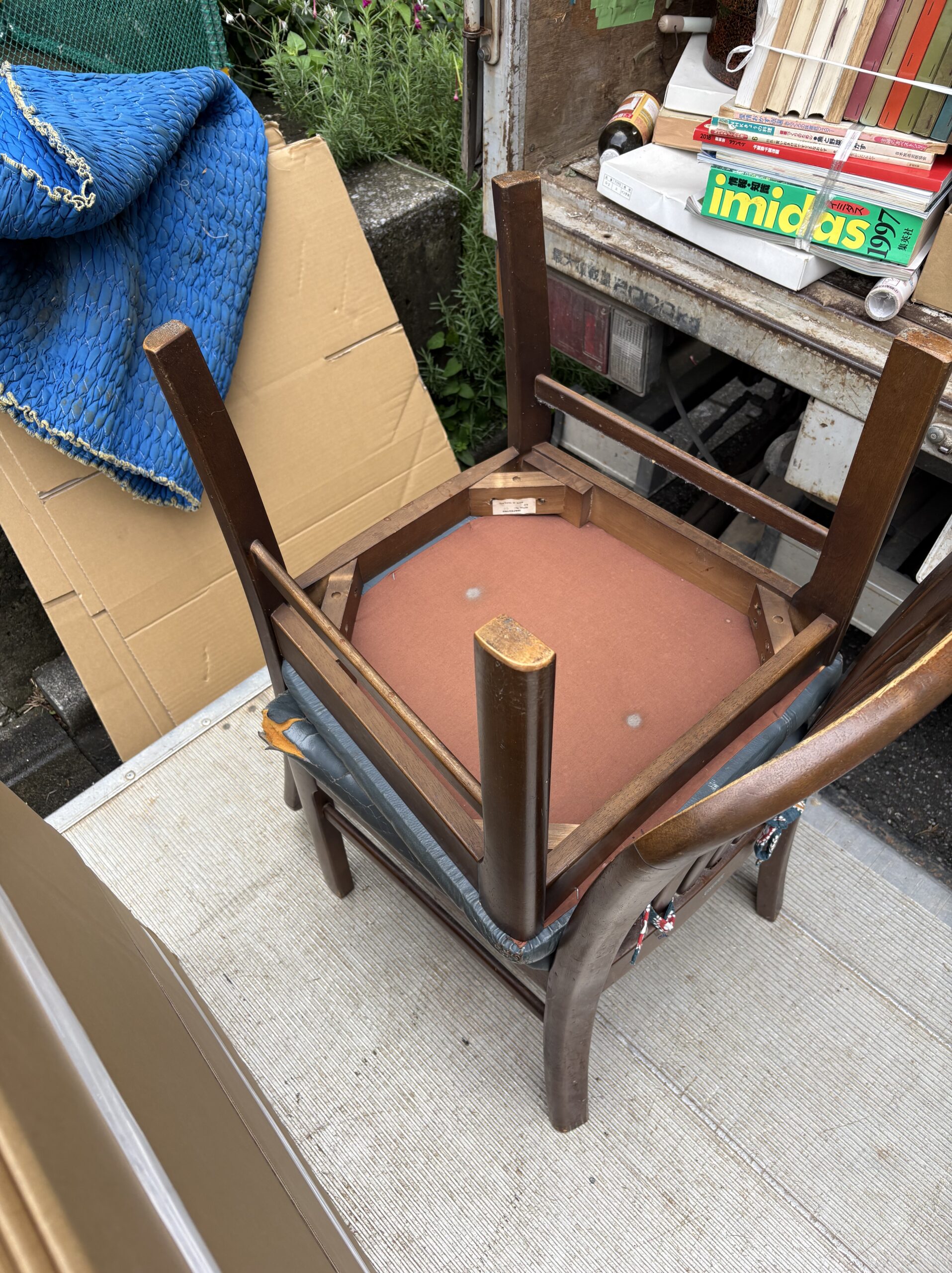 イス2脚の不用品回収！玄関まわりの不要品をスッキリ整理