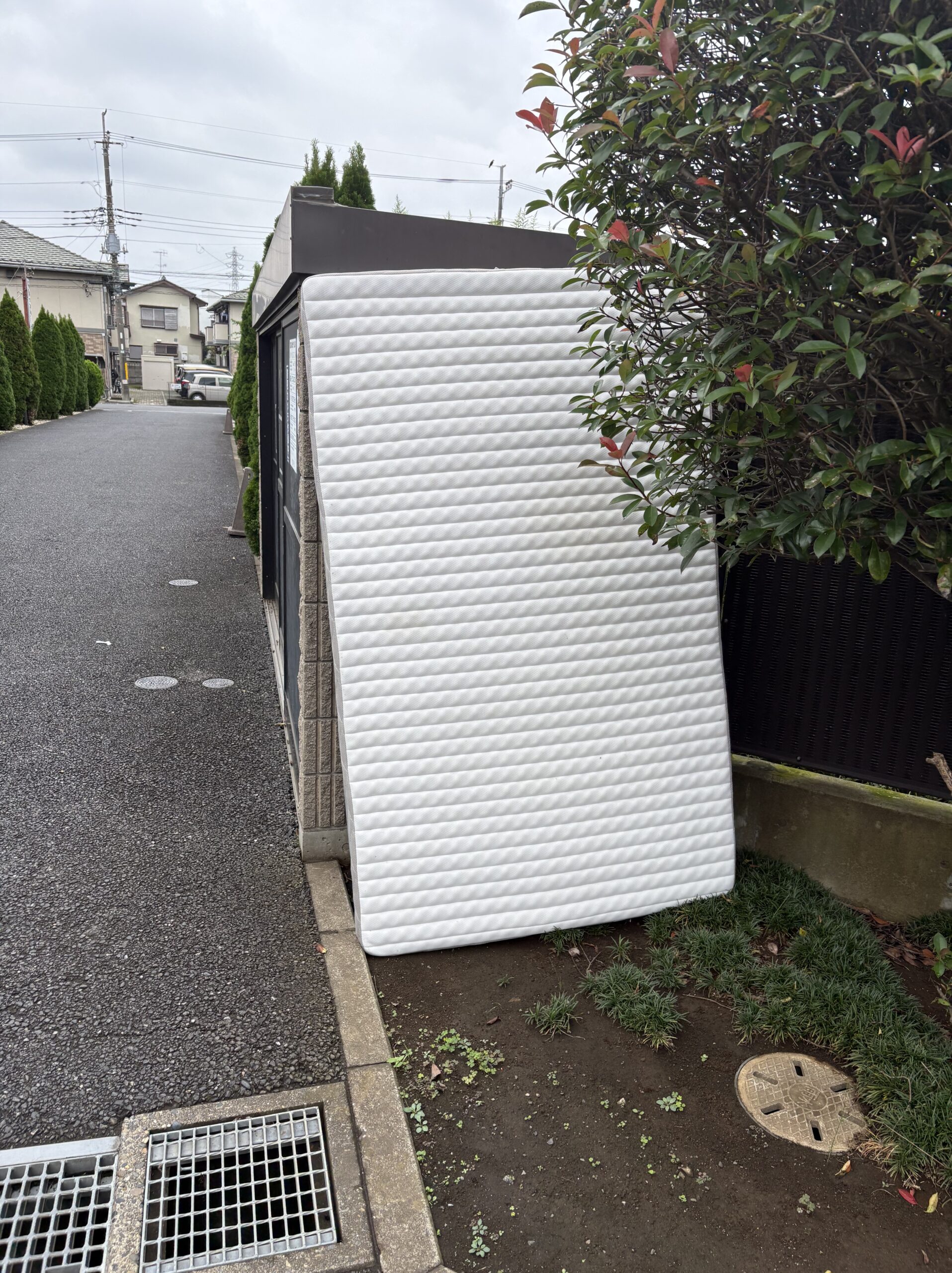 マットレス1点の不用品回収｜屋外に出された大型マットレスを回収しました